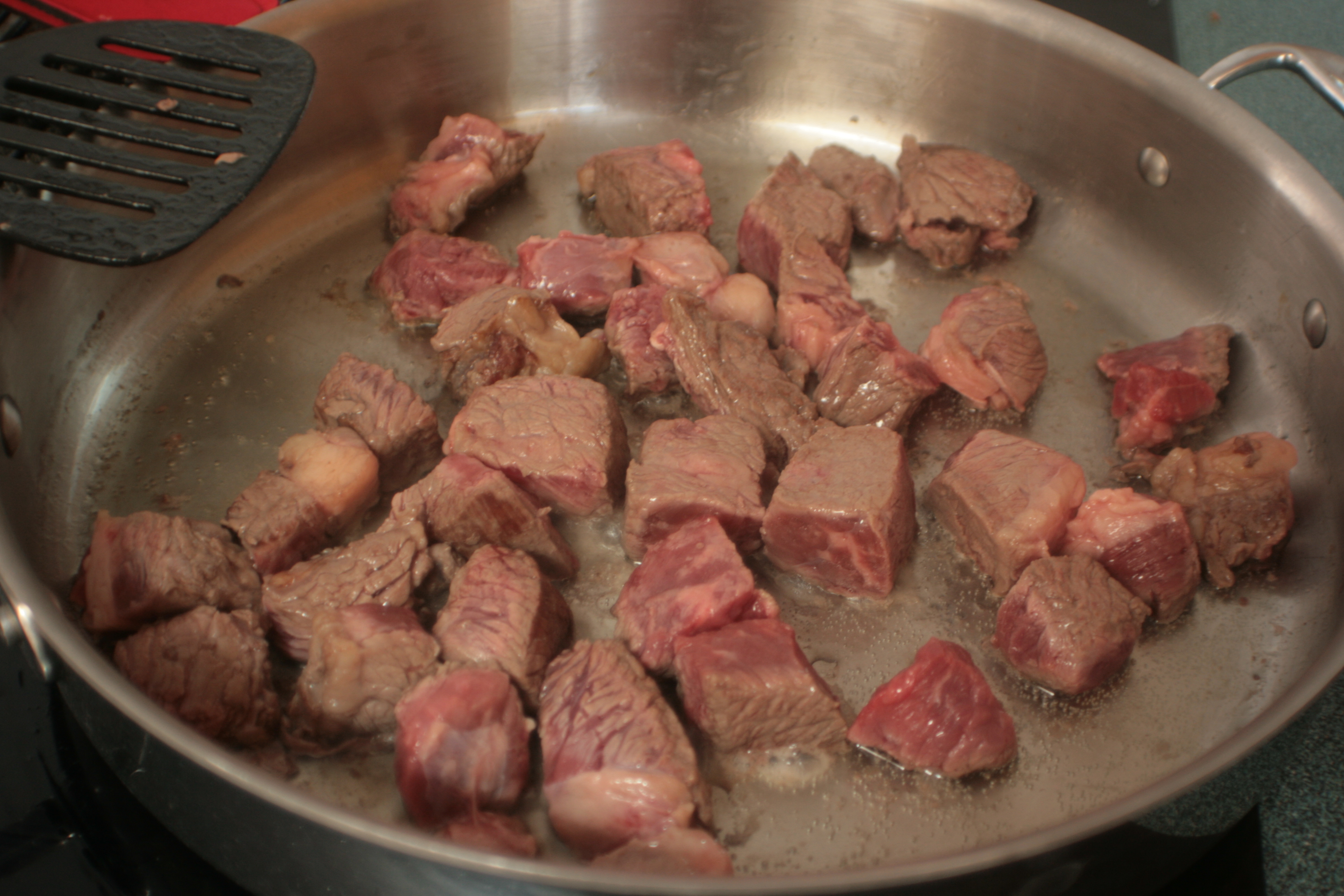 Готовим свинину кусочками. Кусочек жареного мяса. Мясо на сковороде. Кусок свинины. Говядина кусочками на сковороде.